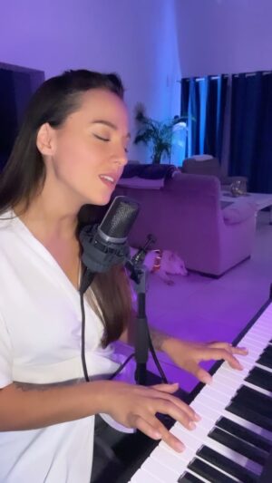Barbara Lune Instagram - J’aime tellement cette chanson de @jdoreofficiel 😍 #juliendoré #juliendorécover #juliendoréreprise #pianovoix #singer #nous #nouscover #nousreprise #juliendorénous