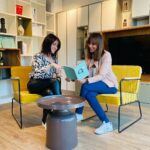 Barbara Lune Instagram - Hello les amis ! ❤️ La dernière fois je vous ai dis que nous avions fait appel à @quadro_toulon pour nos aménagements intérieurs dans notre nouvelle maison, alors aujourd’hui je vous parle de cette enseigne plus en détail. Quadro est une entreprise française qui aménage toutes les pièces de votre maison et ce 100% sur mesure pour répondre à vos besoins. Que vous ayez besoin d’un dressing, d’un meuble tv, d’une bibliothèque ou même d’un sous-pente c’est l’adresse à laquelle aller! L’accompagnement dans le développement de votre projet est 100% personnalisé en fonction de vos demandes, en passant par la découverte de votre projet, le rdv à domicile pour les prises de côtes et la mise en scène des couleurs, jusqu’à la présentation de votre projet en 3D. Merci à @trait_dunion pour les éléments de déco du showroom #sponsorisé