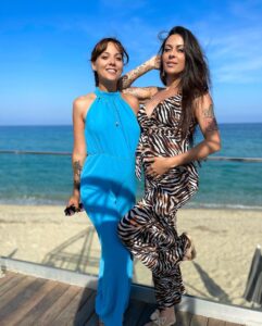 Barbara Lune Instagram - 🤰🏻en même temps 😱❤️ . En 2015 notre 1er rencontre dans les anges 7 a Rio @barbaralune_officiel 🥰 le petit coup de cœur a été immédiat pour toutes les 2 🥰 . Le temps a passé, on a garder notre passion de la chanson, mais on a aussi construit nos vies de femmes. . Aujourd’hui on se retrouve presque voisine et enceinte en même temps 😱🤰🏻❤️😍 Truc de fou 7 ans après 😅 . La vie nous réserve de belles surprises parfois. Par contre la connerie n’a pas disparu 🤣🤣🤣🤣🤣 . Sur la 3ème photo c’était justement pendant cette période en 2015 quel âge avait-on? Lol 😅☺️ . C’est de @barbaralune_officiel dont je vous parle dans les épisodes YouTube maintenant vous avez un visage sur ce nom 🥰 Bisous à tous bonne soirée