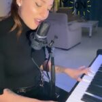Barbara Lune Instagram – Première tentative de piano voix ! Je commence tout juste ! Vous aimez ? #singer #billieeilish #notimetodie #notimetodiebillieilish #billieeilishcover #notimetodiecover #pianovoix #barbaralune #practicing