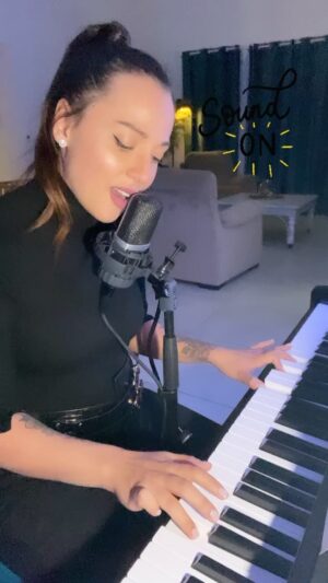 Barbara Lune Instagram - Première tentative de piano voix ! Je commence tout juste ! Vous aimez ? #singer #billieeilish #notimetodie #notimetodiebillieilish #billieeilishcover #notimetodiecover #pianovoix #barbaralune #practicing