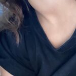 Barbara Lune Instagram – J’ai voulu trouver une photo qui date de la période où j’ai appris que j’avais cette maladie auto-immune qui s’appelle la thyroïdite d’ #hashimoto, mais j’étais tellement fatiguée et au bout du rouleau que j’en ai pas trouvé sur mon tel … c’est fou ! 

Alors je mets cette photo d’un de nos plus beaux souvenirs de cet été, pour remercier mon amoureux d’être là avec moi pour me soutenir et avoir tenu le choc.. parceque au delà de la fatigue, de la perte de mémoire, de constipation ( et oui 🤣), intolérance au froid et de mon incapacité à perdre du poids ( plutôt même d’en prendre), un des symptômes principaux c’est les changements d’humeurs et ça, pour le partenaire, c’est pas facile.. Alors MERCI ❤️ 

J’ai tout foutu sur le dos du post partum et le seul déclic c’est ce maudit cou qui a gonflé .. et diagnostic établit après plusieurs prise de sang, scintigraphie, échographie .. 

Vous avez été nombreuses à me demander alors voilà, venez on en parle. Personne ne nous dit que la #thyroïde peut deconner aussi facilement sans savoir pourquoi. Ce serait du à la deuxième grossesse mais sans cette grosseur dans le cou je ne l’aurais JAMAIS SU ! Foutu #postpartum 

➡️ swipe pour voir mon énorme cou 🤣

Aujourd’hui je suis sous traitement à vie mais ça va tellement mieux ❤️ 

Love U @djniko_sainttropez ❤️