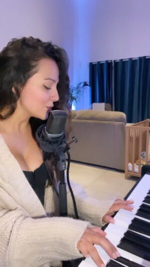 Barbara Lune Instagram - J’aime trop cette chanson ❤️#xxl #xxlcover #mylenefarmer #mylènefarmer #mylenefarmercover #singer #singercover #frenchsinger #reprise #cover #coversong #song #chansonfrancaise #chansonfrancaise