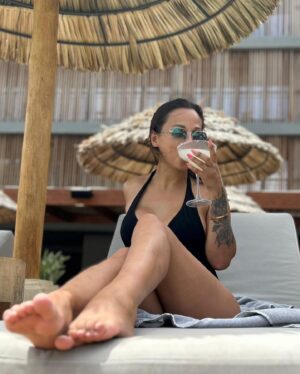 Barbara Lune Instagram - Vibes magiques à Ibiza ✨

Après une soirée inoubliable hier soir où j'ai eu la chance de chanter sur cette île enchanteresse 🎤🏝️

Aujourd'hui, je me détends avec style, un délicieux cocktail à la main, merci à @okuhotels pour l’accueil🍹💕

Qui d’autre rêve de vacances ici ? 💭

PS : L’abus d’alcool est dangereux pour la santé, à consommer avec modération ⚠️

#ibizavibes #okuhotels #liveperfomance #summerinibiza