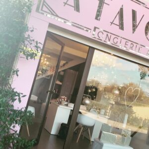 Barbara Lune Instagram - Bientôt 2020 !!! ❤️ Prête pour attaquer l’année avec mes cils par ma copine Megane chez @afavoritenails 😍
Elle a ouvert son salon dans le golf de saint Tropez (Gassin) 
N’hésitez pas à la contacter elle est top je suis fan 🔥🔥🔥
Je suis trop contente pour mes premières photos avec bébé 😋 
Je vous mets toutes ces prestations juste dessous ! Son salon est ouvert toute l’année ❤️ Salon de beauté spécialisé dans l’onglerie et le regard ✨

Prestations proposées : * semi permanent * Gel & rallongement au chablon
* Beauté des pieds complète ( gommage ... ) * Extension de cils ( cils à cils / Russe ) * Réhaussement de cil & teinture * Épilation sourcil & teinture 
Situation : les Cyclades, route de Saint-Tropez, 83580 Gassin ☎️ 06 35 18 32 18 
@afavoritenails