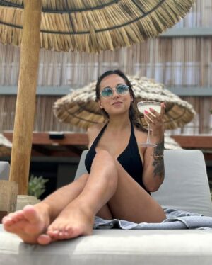 Barbara Lune Instagram - Vibes magiques à Ibiza ✨

Après une soirée inoubliable hier soir où j'ai eu la chance de chanter sur cette île enchanteresse 🎤🏝️

Aujourd'hui, je me détends avec style, un délicieux cocktail à la main, merci à @okuhotels pour l’accueil🍹💕

Qui d’autre rêve de vacances ici ? 💭

PS : L’abus d’alcool est dangereux pour la santé, à consommer avec modération ⚠️

#ibizavibes #okuhotels #liveperfomance #summerinibiza