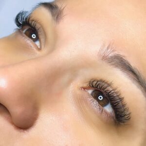 Barbara Lune Instagram - Bientôt 2020 !!! ❤️ Prête pour attaquer l’année avec mes cils par ma copine Megane chez @afavoritenails 😍
Elle a ouvert son salon dans le golf de saint Tropez (Gassin) 
N’hésitez pas à la contacter elle est top je suis fan 🔥🔥🔥
Je suis trop contente pour mes premières photos avec bébé 😋 
Je vous mets toutes ces prestations juste dessous ! Son salon est ouvert toute l’année ❤️ Salon de beauté spécialisé dans l’onglerie et le regard ✨

Prestations proposées : * semi permanent * Gel & rallongement au chablon
* Beauté des pieds complète ( gommage ... ) * Extension de cils ( cils à cils / Russe ) * Réhaussement de cil & teinture * Épilation sourcil & teinture 
Situation : les Cyclades, route de Saint-Tropez, 83580 Gassin ☎️ 06 35 18 32 18 
@afavoritenails