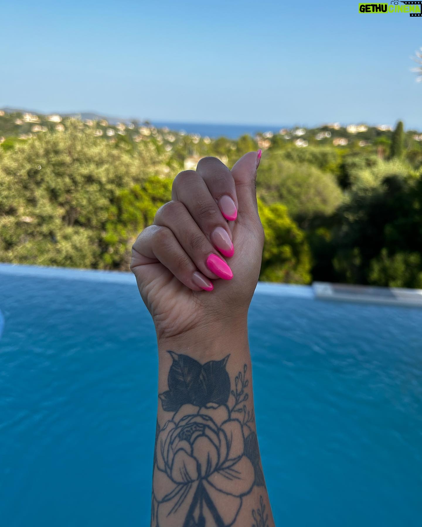 Barbara Lune Instagram - Merci à toi ma @jcessica_83 pour tes massages, tes ongles à domicile ! J’ai testé et c’est top ! C’est donc avec plaisir que je vous la conseille, dans tout le golf de saint Tropez, n’hésitez pas à la contacter ❤️ #publicite #golfdesainttropez #nailart #massages