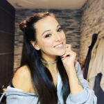 Barbara Lune Instagram – Ok j’avoue, I have tout piqué le style of @arianagrande 🤣❤️ un grand merci à @royalextension et à notre maman capillaire à tous j’ai nommé @judith_royalextension ❤️ Swipe pour me voir avec ma maman capillaire ! 
Crédit to : @melanightt ❤️
Des extensions de super bonne qualité !!! Allez y les yeux fermés !!! 😍❤️ #arianagrandestyle #royalextension #extensions #arianagrande #arianagrandebutera #arianator #hairstyle