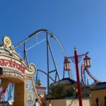 Barbara Lune Instagram – Je reviens de #portaventura en famille, je te fais un petit recap des « do’s » and « don’t » ! 

Pour que ton séjour soit agréable, je te conseille d’éviter le mois d’août, les vacances scolaires espagnoles et les week ends (sauf hors périodes scolaires) ! 

Si tu es avec ton/tes enfants et que tu es obligé(e) de partir en période de vacances, tu peux acheter des fast pass pour te relayer avec ton/ta partenaire ! Les fast pass premium a partir de 108 euros par personne et par jour, et ils prennent ta photo donc nominatif. Je te les conseille vraiment en août. Il y a énormément de monde. (2h30 de queue pour les attractions principales) 
Par contre concernant les fast pass max, ils ne prennent pas la photo mais tu as le droit qu’à un seul passage par attraction ( donc se répartir les attractions si vous prenez un pass pour 2 ) certaines attractions comme Uncharted ont la file « single rider » pour aller plus vite si tu es seul(e)
Je te conseille les pass vraiment en août, sinon c’est une organisation militaire pour pouvoir faire quelques manèges .. 

Les attractions pour enfants n’ont pas de fast pass, il y a beaucoup d’enfants le matin, mais moins d’enfants en fin d’aprem.. voir soirée ( meme si c’est pas idéal pour la routine du dodo 😂) 

Si tu es un(e) gros(se) flemmard(e) comme nous, tu peux louer des motos à l’entrée du parc, mais faut les louer très tôt le matin à l’ouverture du parc, selon la disponibilité ils ne les louent que pour les gens avec certificat médical (normal lol) 

Niveau resto je te conseille « raco de Mar » au monde méditerannée (entrée principale) mais niveau prix c’est 29 euros le menu avec entrée/plat/dessert/1 boisson (même vin) et le menu enfant à 13 euros. 
Un peu moins cher tu as le « bora bora » en Polynésie qui est top aussi ! Et encore moins cher le resto sur la place dans le monde Chine.

Pour uncharted qui a jusqu’à 3h d’attente en août, tu as la possibilité de le faire le matin 2h avant l’ouverture du parc si tu es dans un hôtel thème far west ( jusqu’au 11/09/23) 

Sinon globalement les meilleures périodes sont mars avril avant les vacances et pendant Halloween en semaine ! 

Aimes tu les parcs d’attractions ? ❤️