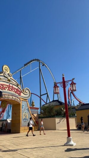 Barbara Lune Instagram - Je reviens de #portaventura en famille, je te fais un petit recap des « do’s » and « don’t » ! 

Pour que ton séjour soit agréable, je te conseille d’éviter le mois d’août, les vacances scolaires espagnoles et les week ends (sauf hors périodes scolaires) ! 

Si tu es avec ton/tes enfants et que tu es obligé(e) de partir en période de vacances, tu peux acheter des fast pass pour te relayer avec ton/ta partenaire ! Les fast pass premium a partir de 108 euros par personne et par jour, et ils prennent ta photo donc nominatif. Je te les conseille vraiment en août. Il y a énormément de monde. (2h30 de queue pour les attractions principales) 
Par contre concernant les fast pass max, ils ne prennent pas la photo mais tu as le droit qu’à un seul passage par attraction ( donc se répartir les attractions si vous prenez un pass pour 2 ) certaines attractions comme Uncharted ont la file « single rider » pour aller plus vite si tu es seul(e)
Je te conseille les pass vraiment en août, sinon c’est une organisation militaire pour pouvoir faire quelques manèges .. 

Les attractions pour enfants n’ont pas de fast pass, il y a beaucoup d’enfants le matin, mais moins d’enfants en fin d’aprem.. voir soirée ( meme si c’est pas idéal pour la routine du dodo 😂) 

Si tu es un(e) gros(se) flemmard(e) comme nous, tu peux louer des motos à l’entrée du parc, mais faut les louer très tôt le matin à l’ouverture du parc, selon la disponibilité ils ne les louent que pour les gens avec certificat médical (normal lol) 

Niveau resto je te conseille « raco de Mar » au monde méditerannée (entrée principale) mais niveau prix c’est 29 euros le menu avec entrée/plat/dessert/1 boisson (même vin) et le menu enfant à 13 euros. 
Un peu moins cher tu as le « bora bora » en Polynésie qui est top aussi ! Et encore moins cher le resto sur la place dans le monde Chine.

Pour uncharted qui a jusqu’à 3h d’attente en août, tu as la possibilité de le faire le matin 2h avant l’ouverture du parc si tu es dans un hôtel thème far west ( jusqu’au 11/09/23) 

Sinon globalement les meilleures périodes sont mars avril avant les vacances et pendant Halloween en semaine ! 

Aimes tu les parcs d’attractions ? ❤️
