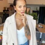 Barbara Lune Instagram – Plus que 6 kilos à perdre ! 

Pour fêter ça j’ai fait du shopping ! Ça faisait une éternité ! 🥰 

Quel style vous préférez? 1,2,3,4 ou 5 ? 😍

Il y a jusqu’à 85% de réduction sur leur site ! C’est maintenant ou jamais ! ❤️

Avec mon code : Lune22

@sheinfrance_
#SHEINblackfriday #SHEINgoodfinds #Sponsorisé

Photo 1 : 
SHEIN X Stephanie Durant Sweetheart Neck Raglan Sleeve Sweater	7510722
Et 
High Waist Slant Pocket Skinny Jeans	6248377

Photo 2 : 
Solid Slim Fit Cami Bodysuit	10267928
Et
SHEIN PETITE Drop Shoulder Double Breasted Pocket Patched Overcoat	6332992
Et
High Waist Slant Pocket Skinny Jeans	6248377

Photo 3:
Turtleneck Ribbed Knit Tee & Flare Skirt	7242517

Photo 4:
THE ROLLING STONES Mouth And Letter Graphic V Neck Tee	10856795

Photo 5:
Boat Neck Lace Up Cuff Batwing Sleeve Sweater Without Belt	11603852
Et
Solid High Waisted Biker Shorts	2041774