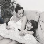 Barbara Lune Instagram – Mes amours .. maman revient vite … elle est repartie à l’hôpital à cause de cette vilaine pré-éclampsie mais elle a eu la chance de vous voir réunis tous les deux à la maison lundi meme si c’était qu’une seule journée … 💔
Ça me fend le cœur de pas être là pour vous, je me bats fort,
On me soigne bien et je reviens en pleine forme. Décidément entre le cmv pour toi Esteban, et la pré-eclampsie pour toi Roméo, on peut dire que vous êtes des guerriers mes fils ❤️ 
Je vous aime fort, vous me manquez tellement. Merci papa @djniko_sainttropez d’assurer a ma place à la maison…  mon pilier. 
Je t’aime. ❤️
Barbara

#allaitement #allaitementmaternel #cmv #preeclampsia #preeclampsie