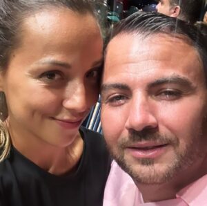 Barbara Lune Instagram - Premières vacances à 4 ❤️

Un parc d’attraction avec deux enfants, c’est sport .. 🥵🤣🙏🏼 

Vous aimez les parcs d’attractions ? Si oui lequel vous préférez ? 😍 

#familly #parcattraction #rollercoaster #themepark #familylove #vacances #espagne #famille