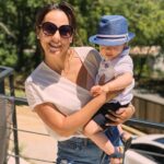 Barbara Lune Instagram – Difficile de devenir maman l’année où on perd la sienne.. 
Mais je vais être forte et positive jusqu’au bout pour ce petit bout d’homme qui grandit tellement vite. ❤️🙏🏼
Alors je ne souhaite pas une bonne fête des mères mais plutôt un grand bravo à toutes les mamans… 🎉❤️ 
C’est dur parfois, mais c’est notre plus beau cadeau de la vie ❤️
