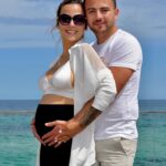 Barbara Lune Instagram - Nico et moi même sommes très heureux de vous annoncer que la famille s’agrandit très prochainement… Esteban va être grand frère ! 😍❤️🙏🏼 #17sa #grossesse #pregnant #pregnancy #pregnancyannouncement #annoncegrossesse Credit photo : @clic.photo.by.bakir