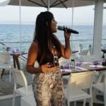 Barbara Lune Instagram – Petit moment volé au sound check avant la soirée à @edenplagesttropez ❤️ si vous souhaitez une ambiance sympa avec des artistes dans le golf de #sainttropez avec un cadre magnifique (et bien aéré c’est important en ce moment 🙏🏼) c’est la bas que ça se passe !! Prenez soin de vous ❤️ @_irina_eden @djniko_sainttropez