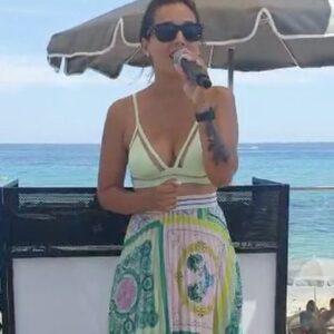 Barbara Lune Instagram - Don’t mess with my man - live … only at @edenplagesttropez 🎤💜
🌸
De mercredi à dimanche soir 
Samedi et dimanche midi 
🌸
#edenplage #saintemaxime #saintemaximetourisme #sainttropez #sainttrop