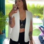 Barbara Lune Instagram – Désolée les amis je poste pas beaucoup en ce moment … Mais c’est encore dur pour moi de me voir en peinture.. toujours  10kg 5 mois après l’accouchement (dans 1 semaine exactement !) surtout avec la rééducation du périnée en pause pendant le confinement ! Vivement la fin de ces séances pour reprendre le sport 🥰