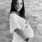 Barbara Lune Instagram – Coucou tout le monde,
Je reçois énormément de messages par rapport au #CMV (cytomegalovirus) , des plus positifs aux plus tristes .. ça me touche énormément ! 
Je peux pas répondre à tout le monde mais sachez que je vous lis ! 🙏🏼 Je reçois aussi beaucoup de questions, ça me fend le cœur pour certaines.. 😔 mais je ne suis pas médecin et je ne veux pas vous dire de bêtises… le mieux est de voir avec eux, les médecins. La SEULE CHOSE que je peux vous dire, c’est de fuir les discours en mode : « pas la peine de faire le test », que c’est : « pas grave », ou encore : « ça n’arrive qu’aux personnels de crèche». Pfffff… FAUX, FAUX, FAUX ET ARCHI FAUX!!!!!!
On peut avoir des symptômes comme la grippe, ou beaucoup plus graves comme des hépatites, ou comme moi par ex: AUCUN symptôme. Donc on peut passer complètement à côté du cmv alors qu’on l’a! La « chance » dans mon malheur c’est qu’un proche a eu de graves symptômes et le médecin lui a demandé de prévenir les femmes enceintes autour de lui ! Donc j’ai été diagnostiqué très tôt ! 
Il faut faire confiance aux médecins, être positifs (maman, MAIS AUSSI papa) jusqu’àu bout!! Avec la bonne nouvelle de l’IRM on peut enfin souffler (même si le combat n’est pas terminé encore…) mais ce n’est pas le cas pour tout le monde, Alors futurs parents renseignez vous 🙏🏼 (sans devenir paranos non plus et en adoptant des précautions d’hygiène nécessaire ! Ça vaut aussi pour papa qui embrasse maman !!!) Pour mieux comprendre la maladie, les mesures d’hygiène, etc… : – Demander à son gynécologue, – Se renseigner auprès d’associations  comme « chanter, marcher, vivre »
– S’informer sur le net (pas les forums hein, mais des articles sérieux …) Et pour info, il y a plus d’enfants contaminés au CMV que ceux contaminés par la toxoplasmose … Mais pas de dépistage obligatoire en France.
Ça fait réfléchir hein .. Courage à tous les parents qui vivent et traversent cette épreuve … Voilà j’espère avoir pu vous aider pour toutes celles et ceux à qui je n’ai pas pu répondre ! ❤️
Barbara 
#stopcmv