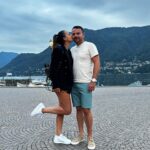 Barbara Lune Instagram – J’ai voulu trouver une photo qui date de la période où j’ai appris que j’avais cette maladie auto-immune qui s’appelle la thyroïdite d’ #hashimoto, mais j’étais tellement fatiguée et au bout du rouleau que j’en ai pas trouvé sur mon tel … c’est fou ! 

Alors je mets cette photo d’un de nos plus beaux souvenirs de cet été, pour remercier mon amoureux d’être là avec moi pour me soutenir et avoir tenu le choc.. parceque au delà de la fatigue, de la perte de mémoire, de constipation ( et oui 🤣), intolérance au froid et de mon incapacité à perdre du poids ( plutôt même d’en prendre), un des symptômes principaux c’est les changements d’humeurs et ça, pour le partenaire, c’est pas facile.. Alors MERCI ❤️ 

J’ai tout foutu sur le dos du post partum et le seul déclic c’est ce maudit cou qui a gonflé .. et diagnostic établit après plusieurs prise de sang, scintigraphie, échographie .. 

Vous avez été nombreuses à me demander alors voilà, venez on en parle. Personne ne nous dit que la #thyroïde peut deconner aussi facilement sans savoir pourquoi. Ce serait du à la deuxième grossesse mais sans cette grosseur dans le cou je ne l’aurais JAMAIS SU ! Foutu #postpartum 

➡️ swipe pour voir mon énorme cou 🤣

Aujourd’hui je suis sous traitement à vie mais ça va tellement mieux ❤️ 

Love U @djniko_sainttropez ❤️
