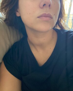 Barbara Lune Instagram - J’ai voulu trouver une photo qui date de la période où j’ai appris que j’avais cette maladie auto-immune qui s’appelle la thyroïdite d’ #hashimoto, mais j’étais tellement fatiguée et au bout du rouleau que j’en ai pas trouvé sur mon tel … c’est fou ! 

Alors je mets cette photo d’un de nos plus beaux souvenirs de cet été, pour remercier mon amoureux d’être là avec moi pour me soutenir et avoir tenu le choc.. parceque au delà de la fatigue, de la perte de mémoire, de constipation ( et oui 🤣), intolérance au froid et de mon incapacité à perdre du poids ( plutôt même d’en prendre), un des symptômes principaux c’est les changements d’humeurs et ça, pour le partenaire, c’est pas facile.. Alors MERCI ❤️ 

J’ai tout foutu sur le dos du post partum et le seul déclic c’est ce maudit cou qui a gonflé .. et diagnostic établit après plusieurs prise de sang, scintigraphie, échographie .. 

Vous avez été nombreuses à me demander alors voilà, venez on en parle. Personne ne nous dit que la #thyroïde peut deconner aussi facilement sans savoir pourquoi. Ce serait du à la deuxième grossesse mais sans cette grosseur dans le cou je ne l’aurais JAMAIS SU ! Foutu #postpartum 

➡️ swipe pour voir mon énorme cou 🤣

Aujourd’hui je suis sous traitement à vie mais ça va tellement mieux ❤️ 

Love U @djniko_sainttropez ❤️