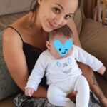 Barbara Lune Instagram – Pas de photo glamour bien coiffée, mais la réalité de maman. Mais franchement c’est le plus grand bonheur du monde que je souhaite à tous ❤️ quand il n’y avait que moi j’étais obsédée par des choses futiles, mais maintenant tu es ma priorité ❤️ même si je pense à mes 9 kilos en trop que je n’ai toujours pas perdu. En même temps Esteban n’a que 3 mois et demi pile poil, j’ai largement le temps. J’ai un chéri merveilleux qui me dit tous les jours que je suis magnifique et ce soutien là c’est le plus important. Je voudrais dire à toutes les mamans qui galèrent a perdre leur kilos comme moi , c’est NORMAL, on a mis 9 mois à faire notre chef d’œuvre, il faut au moins 9 mois pour s’en remettre 🥰😏 et dites FUCK a tous ceux qui pourraient vous mettre la pression sur ça. AMEN. 👌🏼🤣