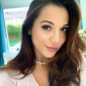 Barbara Lune Instagram - Bientôt 2020 !!! ❤️ Prête pour attaquer l’année avec mes cils par ma copine Megane chez @afavoritenails 😍
Elle a ouvert son salon dans le golf de saint Tropez (Gassin) 
N’hésitez pas à la contacter elle est top je suis fan 🔥🔥🔥
Je suis trop contente pour mes premières photos avec bébé 😋 
Je vous mets toutes ces prestations juste dessous ! Son salon est ouvert toute l’année ❤️ Salon de beauté spécialisé dans l’onglerie et le regard ✨

Prestations proposées : * semi permanent * Gel & rallongement au chablon
* Beauté des pieds complète ( gommage ... ) * Extension de cils ( cils à cils / Russe ) * Réhaussement de cil & teinture * Épilation sourcil & teinture 
Situation : les Cyclades, route de Saint-Tropez, 83580 Gassin ☎️ 06 35 18 32 18 
@afavoritenails