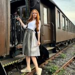 Barbara Meier Instagram - Das Mädchen von Gleis 13 😄 #dirndl #fairfashion #sustainablefashion #nachhaltigkeit #sneakers #rieker #trachtenangermaier