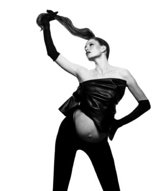Barbara Meier Instagram - Shooting with the fabulous @stefankokovic 🖤🤍

Nach 15 Jahren als Model war das eines meiner besondersten  Fashion-Shootings. Das Schöne war, dass der Bauch gar nicht so im Fokus stand, sondern ich „ganz normal“ vor der Kamera arbeiten konnte. 
Danke an mein tolles Team für diese besonderen Erinnerungen und daran, dass wir zeigen konnten, dass man auch mit einem veränderten Körper ein cooles Fashion-/ Beauty- Shooting machen kann. 🖤

pictures: @stefankokovic 
hair: @roman_klammer 
makeup: @taleof_a.j 
styling: @magdi_auer 
assistant: @thereal.harlekino 
organization: @marjanfirouz @glam_communications