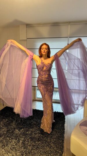 Barbara Meier Instagram - Fitting für Cannes 💜
Welches Kleid gefällt Euch am Besten? 

#cannes #filmfestival #redcarpet #hautecouture  #fashion #fitting #gown