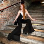 Barbara Meier Instagram – 🖤 
#schlaghose #flares #balmain  #vorweihnachtszeit #christmastime #blackandwhite