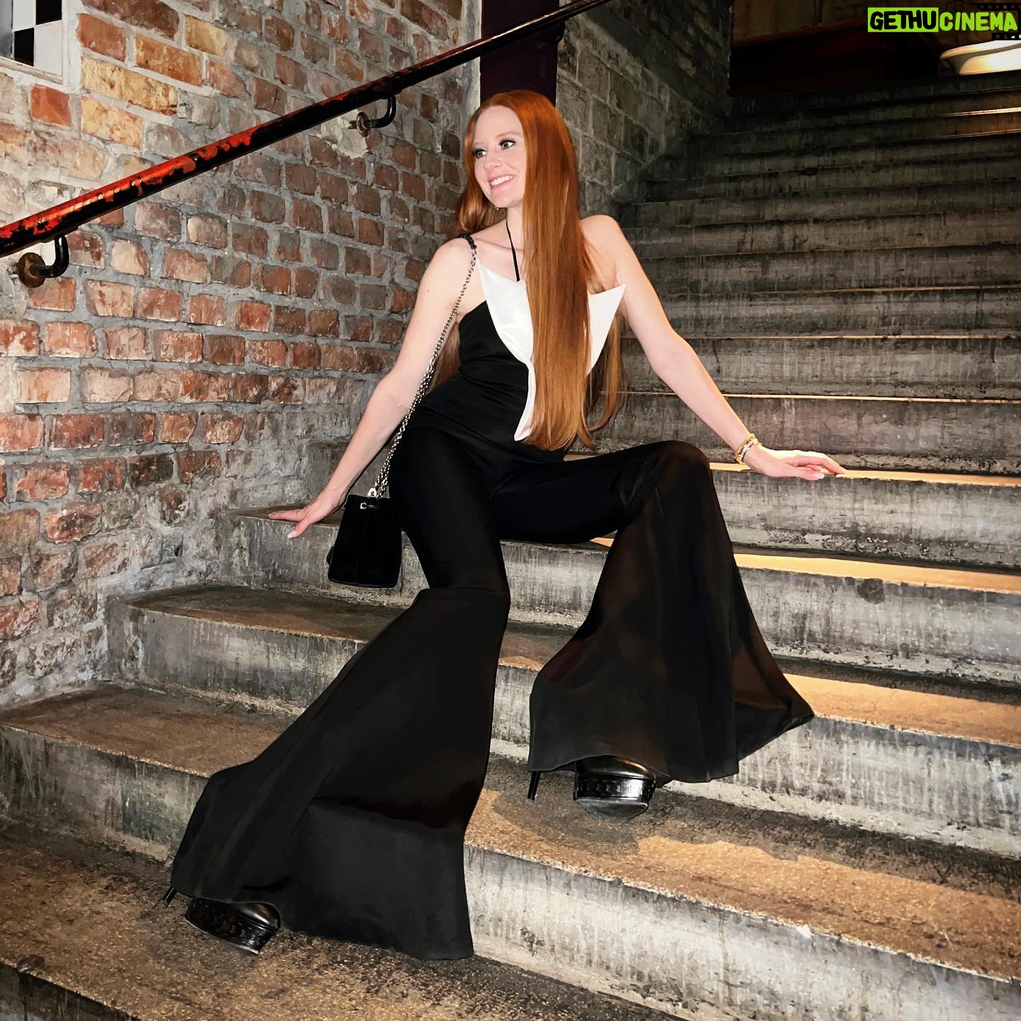 Barbara Meier Instagram - 🖤 #schlaghose #flares #balmain #vorweihnachtszeit #christmastime #blackandwhite