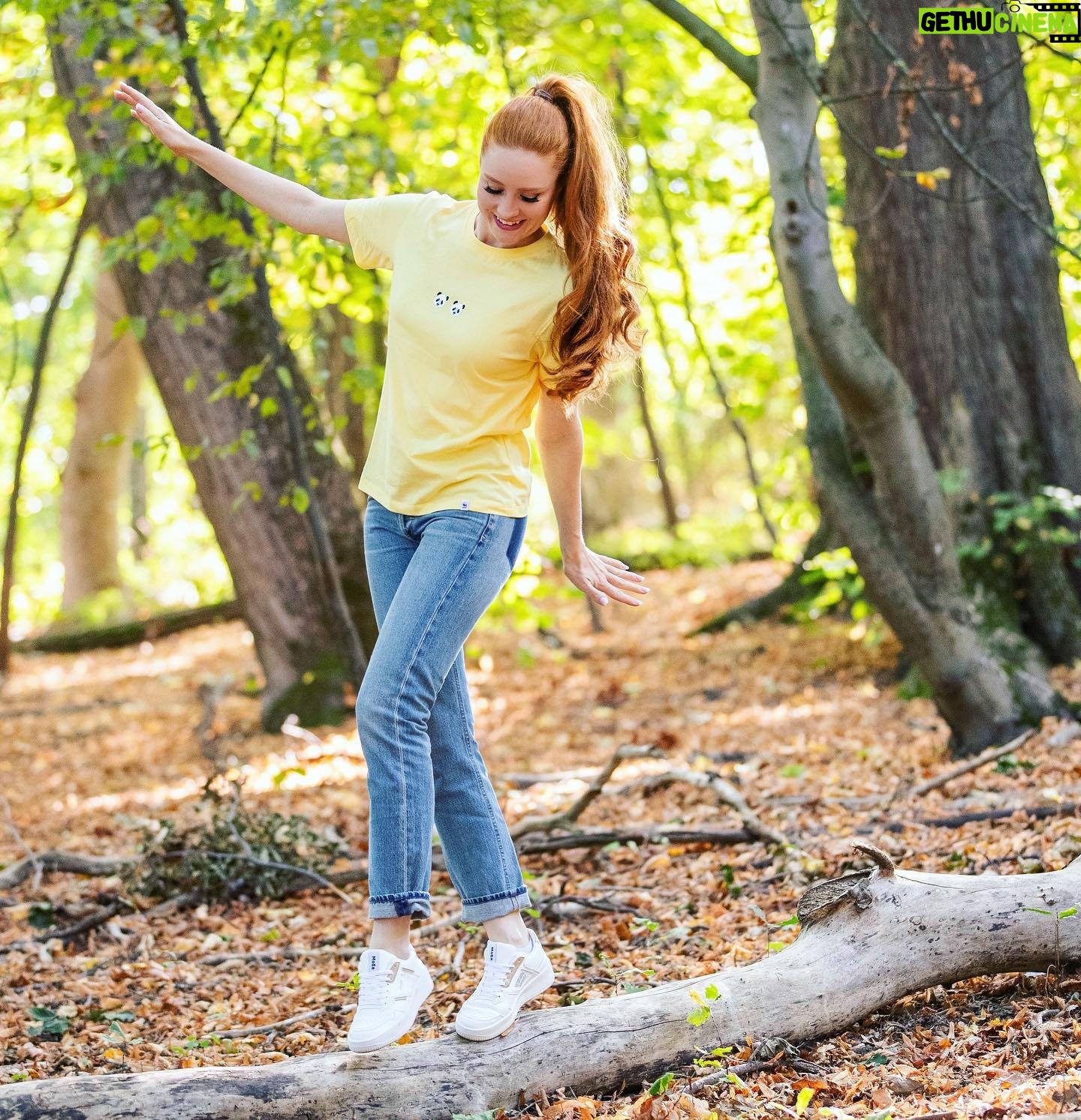 Barbara Meier Instagram - ᴬᴺᶻᴱᴵᴳᴱ 🍁🍂 Ich liebe es, im Herbst mit meinen Kindern durch den Wald zu gehen und vor allem alle großen und kleinen Tiere im Wald zu entdecken. Dazu haben wir heute passend die neue Folge von Bibi&Tina “Pst, Waldtiere!” angehört. Ich finde es toll, wenn Hörspiele für Kinder so tolle Themen haben, die man dann als Mama noch weiter erklären und zeigen kann. Und vor allem hab ich als Kind auch schon so gern Bibi&Tina angehört 😄 Wie schön, dass es Marie-Therese auch so gut gefällt! 🐴 @bibiundtina_original #hörspiel #bibiundtina #waldtiere #naturerleben #mom