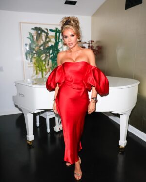 Barbara Meier Instagram - Celebrating movies with @hallmanngroup ✨
Wir hatten heute eine wunderschöne Dinnerparty in West Hollywood, bei der wir mit vielen Freunden und Kreativen aus der Filmwelt gefeiert haben. Die Stimmung war so schön und alle hatten so ein schönes Gemeinschaftsgefühl. Die Liebe und Faszination für Filme verbindet alle hier in LA. Mit Blick über LA bei Nacht freuen sich alle noch mehr auf die Oscars ✨

Mein Kleid war von der wunderbaren @jasminerbas ❤️ 

#oscars #preparty #celebratingmovies #losangeles