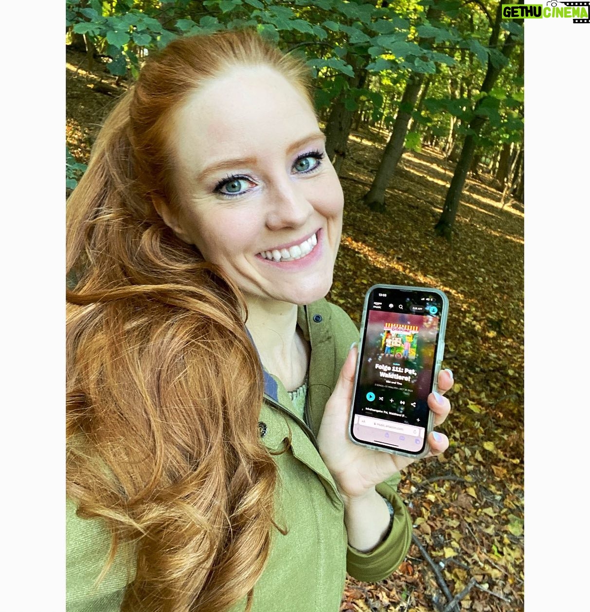Barbara Meier Instagram - ᴬᴺᶻᴱᴵᴳᴱ 🍁🍂 Ich liebe es, im Herbst mit meinen Kindern durch den Wald zu gehen und vor allem alle großen und kleinen Tiere im Wald zu entdecken. Dazu haben wir heute passend die neue Folge von Bibi&Tina “Pst, Waldtiere!” angehört. Ich finde es toll, wenn Hörspiele für Kinder so tolle Themen haben, die man dann als Mama noch weiter erklären und zeigen kann. Und vor allem hab ich als Kind auch schon so gern Bibi&Tina angehört 😄 Wie schön, dass es Marie-Therese auch so gut gefällt! 🐴 @bibiundtina_original #hörspiel #bibiundtina #waldtiere #naturerleben #mom