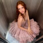 Barbara Meier Instagram – Schnappschuss beim Aufzugfahren ✨
Danke @anne_marie_wittchen für das spontane Foto im Aufzug. 😄 Wer braucht schon Fotostudios? 😄

#cannes #elevator #schnappschuss #aufzug #filmfestival #styling #wetlook @marinahoermanseder #redhead