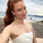 Barbara Meier Instagram – Ich freue mich so, wieder in Cannes zu sein! Ich hab hier so viele schöne Momente erlebt, wundervolle Filmpremieren besucht, faszinierende Menschen getroffen und vor allem ist Cannes natürlich der Ort, an dem Klemens und ich uns verlobt haben ❤️
Selbst wenn es hier dauernd regnet, genieße ich jeden Moment ❤️