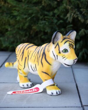 Barbara Meier Instagram - ᴬᴺᶻᴱᴵᴳᴱ * ᴳᴱᵂᴵᴺᴺˢᴾᴵᴱᴸ  Schaut mal, wer am Wochenende bei uns eingezogen ist. 🐯😀 Ich hab als Kind schon immer mit Tieren von Schleich®️ gespielt. Da waren sie allerdings noch ein bisschen kleiner. 😂
Weil die Nachfrage so groß war, gibt es einige Tiere jetzt in lebensechter Größe. Sie werden individuell auf Anfrage angefertigt und handbemalt. So ist jedes ein echtes Unikat. Marie-Therese liebt unseren Babytiger und ich finde er ist ein richtig tolles Design-Objekt (für drinnen und draußen geeignet) 

Das Tolle ist: ich darf einen Babytiger an Euch verlosen!!Folgt @schleichdeutschland und kommentiert hier, warum ihr einen Babytiger möchtet. 

Und über Namensvorschläge freue ich mich auch. 😄😉

Teilnahmeschluss ist der 27.07.2023
Die Ziehung der Gewinner und Versand des Gewinns erfolgt über schleich®️. (Teilnahmebedingungen findet ihr hier: https://www.schleich-s.com/media/terms/Teilnahmebedingungen_Gewinnspiel_Barbara.pdf)
 
Für alle, die generell mal stöbern möchten bei SCHLEICH - es gibt für Euch auch einen Rabattcode. Mit „Barbara20“ bekommt Ihr 20% Rabatt im Onlineshop auf Figuren und Spielsets (bis zum 24. August & nicht kombinierbar mit Produkten im Sale)!
💛

#schleichXXL #schleichgroßfiguren #kindheitstraum #babytiger #schleich