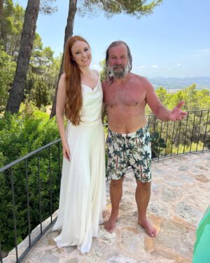 Barbara Meier Instagram - Taking an ice bath and learning new breathing techniques with @iceman_hof ❄️
Such an inspiring person! And with him I even got over my aversion to freezing cold water 💪🏻

Thank you @vasjmorgan , @taikawaititi & @ritaora for these very inspiring hours! 
- - - - - 
Kennt Ihr Wim Hof? Ein unglaublich inspirierender Mensch mit einer wirklich positiven Energie. Obwohl ich sonst kaltes Wasser überhaupt nicht mag, hab ich mich nach seinem Vortrag in ein Bad mit Eiswürfeln gelegt. Und: es war gar nicht so schlimm 😂

#wimhof #iceman #ibiza #motivation #icebath #freezing #breathing #bathing

(c) photos @tiziano.raw & Klemens