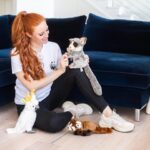 Barbara Meier Instagram - ᴬᴺᶻᴱᴵᴳᴱ Wie Ihr wisst, unterstütze ich den WWF ja schon seit Jahren und bin ganz begeistert von all den tollen Produkten, die sie in ihrem neuen Onlineshop anbieten. 🖤🤍 Es ist ja leider immer noch nicht ganz einfach, cool designte, fair produzierte Kleidung zu finden. Da ist es so praktisch, wenn man dann einen Anlaufpunkt hat, wo man wirklich drauf vertrauen kann, dass alles, was man dort findet auf jeden Fall mit ressourcenschonenden Prozessen und nachhaltigen Herstellungsverfahren produziert wurde. Zudem fließen alle Erlöse des WWF Onlineshops in die Arten- und Naturschutzprojekte des WWF Deutschland. 🌍 Und ich hab sogar eine kleine Überraschung für meine Kleinen gefunden. Marie-Therese hat gelernt, was ein Buschbaby ist und war ganz verwirrt, wieso ein Busch Babys bekommen kann. 😂 ❤️ Den Shop findet Ihr unter: shop.wwf.de @wwfmarket @wwf_deutschland @veja #fairfashion #sustainablefashion #nachhaltigkeit #wwf #sustainability