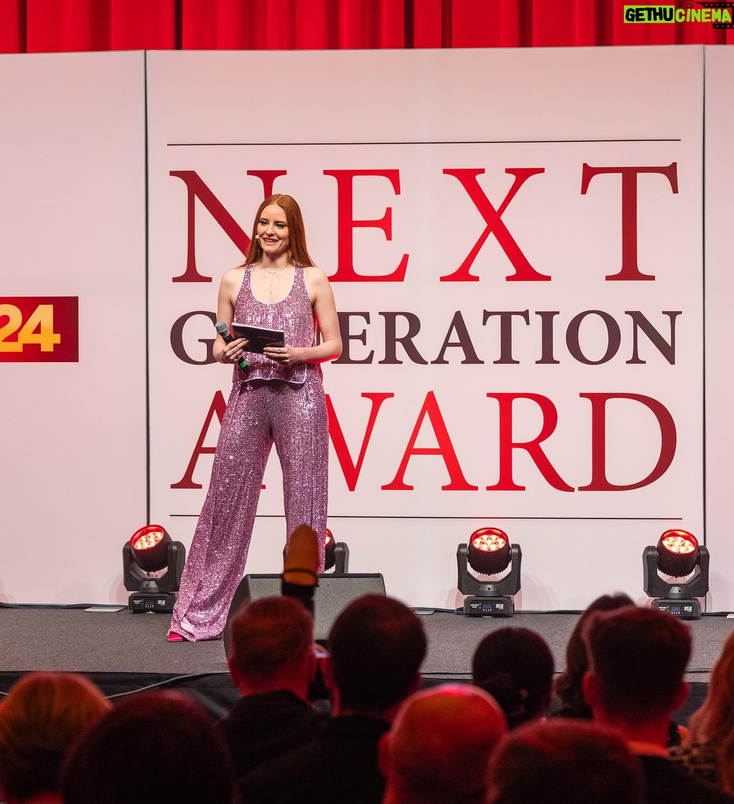 Barbara Meier Instagram - Diese Woche durfte ich die ersten Next Generation Awards der Mediengruppe Österreich moderieren. Es hat unglaublichen Spaß gemacht und ich durfte tolle Talente der neuen Generation kennenlernen! Danke an mein tolles Team und die wirklich angenehme Arbeit ☺️ @jenny.magin @oe24.at Styling by @themikeyork Schmuck @bucherer Outfit @tomford Schuhe @humanicshoes Agent: @drbinh 😎 Photos: (c) Philipp Lipiarski & Johannes Kernmayer