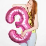 Barbara Meier Instagram – Wahnsinn, dass meine „Kleine“ jetzt schon 3 Jahre alt ist 🙈
Die Zeit vergeht so schnell und ich würde am liebsten jeden Moment für immer festhalten. Ich kann mich noch so gut an den ersten kleinen Schrei erinnern, den ich von ihr gehört habe und jetzt sitzen wir gemeinsam am Tisch und können schon richtige ‚Gespräche‘ führen. (Langsam werden ihre Argumente auch immer besser und immer öfter muss ich zugeben, dass sie bei einer „Diskussion“ Recht hat 😄 Wobei… das könnte auch dran liegen, dass das Stillen mich echt vergesslich macht und ihr Gedächtnis wirklich gut ist 😂)

#3yearsold #mylittlegirl #proudmommy #girlsmom