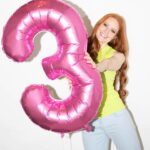 Barbara Meier Instagram – Wahnsinn, dass meine „Kleine“ jetzt schon 3 Jahre alt ist 🙈
Die Zeit vergeht so schnell und ich würde am liebsten jeden Moment für immer festhalten. Ich kann mich noch so gut an den ersten kleinen Schrei erinnern, den ich von ihr gehört habe und jetzt sitzen wir gemeinsam am Tisch und können schon richtige ‚Gespräche‘ führen. (Langsam werden ihre Argumente auch immer besser und immer öfter muss ich zugeben, dass sie bei einer „Diskussion“ Recht hat 😄 Wobei… das könnte auch dran liegen, dass das Stillen mich echt vergesslich macht und ihr Gedächtnis wirklich gut ist 😂)

#3yearsold #mylittlegirl #proudmommy #girlsmom