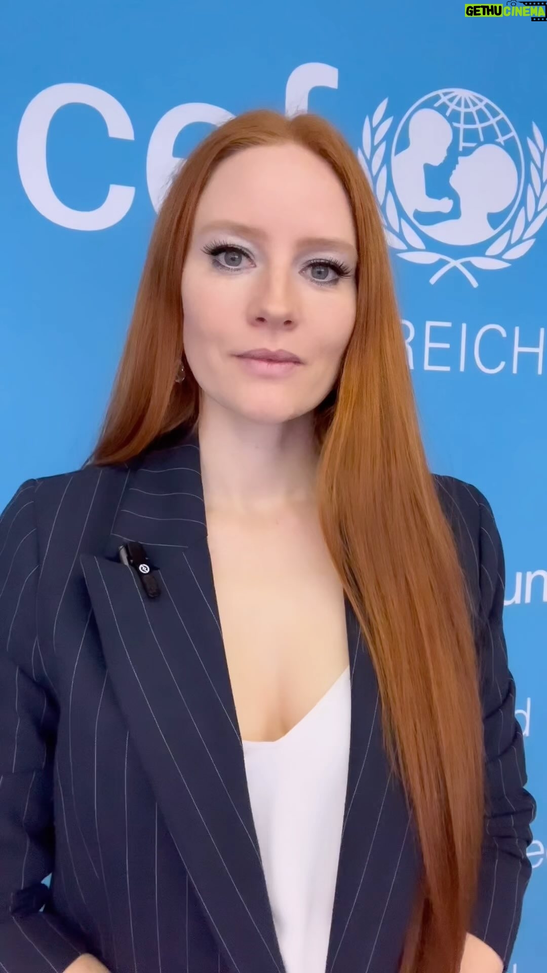 Barbara Meier Instagram - Heute ist Weltfrauentag! Als UNICEF Ehrenbeauftragte in Österreich setze ich mich zusammen mit UNICEF für verschiedene Projekte ein, um Frauen und Mädchen die gleichen Chancen wie Männern zu ermöglichen. Vor allem liegt mir hier natürlich die Bildung ganz besonders am Herzen, denn sie macht im Leben von Mädchen einfach den entscheidenden Unterschied! Leider haben viele Kinder und vor allem Mädchen keinen Zugang zu einem Schulsystem. Das müssen wir ändern und es ist so schön zu sehen, wie die Kinder, die UNICEF unterstützt, aufblühen und der Zukunft hoffnungsvoller entgegensehen können! #unicef #weltfrauentag #schulbildung #chancengleichheit #unicefösterreich #ehrenbeauftragte