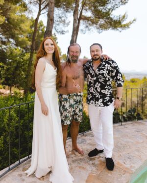 Barbara Meier Instagram - Taking an ice bath and learning new breathing techniques with @iceman_hof ❄️
Such an inspiring person! And with him I even got over my aversion to freezing cold water 💪🏻

Thank you @vasjmorgan , @taikawaititi & @ritaora for these very inspiring hours! 
- - - - - 
Kennt Ihr Wim Hof? Ein unglaublich inspirierender Mensch mit einer wirklich positiven Energie. Obwohl ich sonst kaltes Wasser überhaupt nicht mag, hab ich mich nach seinem Vortrag in ein Bad mit Eiswürfeln gelegt. Und: es war gar nicht so schlimm 😂

#wimhof #iceman #ibiza #motivation #icebath #freezing #breathing #bathing

(c) photos @tiziano.raw & Klemens