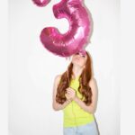 Barbara Meier Instagram – Wahnsinn, dass meine „Kleine“ jetzt schon 3 Jahre alt ist 🙈
Die Zeit vergeht so schnell und ich würde am liebsten jeden Moment für immer festhalten. Ich kann mich noch so gut an den ersten kleinen Schrei erinnern, den ich von ihr gehört habe und jetzt sitzen wir gemeinsam am Tisch und können schon richtige ‚Gespräche‘ führen. (Langsam werden ihre Argumente auch immer besser und immer öfter muss ich zugeben, dass sie bei einer „Diskussion“ Recht hat 😄 Wobei… das könnte auch dran liegen, dass das Stillen mich echt vergesslich macht und ihr Gedächtnis wirklich gut ist 😂)

#3yearsold #mylittlegirl #proudmommy #girlsmom