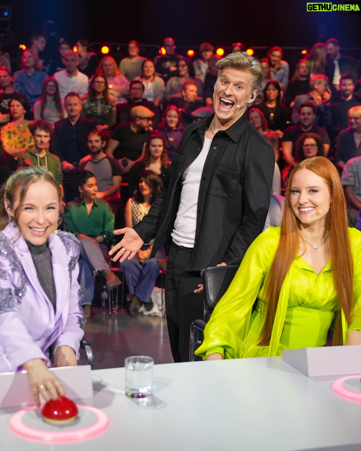 Barbara Meier Instagram - Ich war dieses Jahr Jurymitglied bei „Die Große Chance“ und durfte mich von vielen tollen Gesangs- und Tanztalenten begeistern lassen. (Ausstrahlung am 8.3. um 20:15 auf ORF1) Die Arbeit als Jurorin ist immer so spannend. Genau wie bei Dancing Stars letztes Jahr, finde ich es einfach so toll, die Energie mitzuerleben, die Talente auf die Bühne mitbringen. Manche Menschen ziehen einen von der ersten Sekunde in den Bann. Das ist magisch. Es ist echt schön zu sehen, wie viele Talente es hier in Österreich gibt!! ✨ Fotos: ORF #jury #dgc #diegrossechance #orf @echt.orf1 @orf #judge