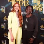 Barbara Meier Instagram - ᴬᴺᶻᴱᴵᴳᴱ Letzte Woche war ich bei der Gründung des „Club des Oktopus“ dabei! Wir haben viel über die Bedrohung unseres Lebensraums und die faszinierenden Lebewesen im Meer gesprochen. Jeder einzelne Talk-Gast hat mich inspiriert und ich bin mit so vielen neuen Gedanken nach Hause gegangen. Vor allem: wie wird sich unsere Welt verändern in 10 oder 20 Jahren? Eine sehr spannende Version davon gibt es im neuen Buch „Das dritte Herz des Oktopus“. Übrigens das erste Buch seit Jahren, das ich von vorne bis hinten lese (und das erste Buch mit 700 Seiten, bei dem mir nicht mittendrin langweilig wird 😂) Erscheint am 16.10. #oktopus #DerClubDesOktopus #MeinRossmann #Bookstagram