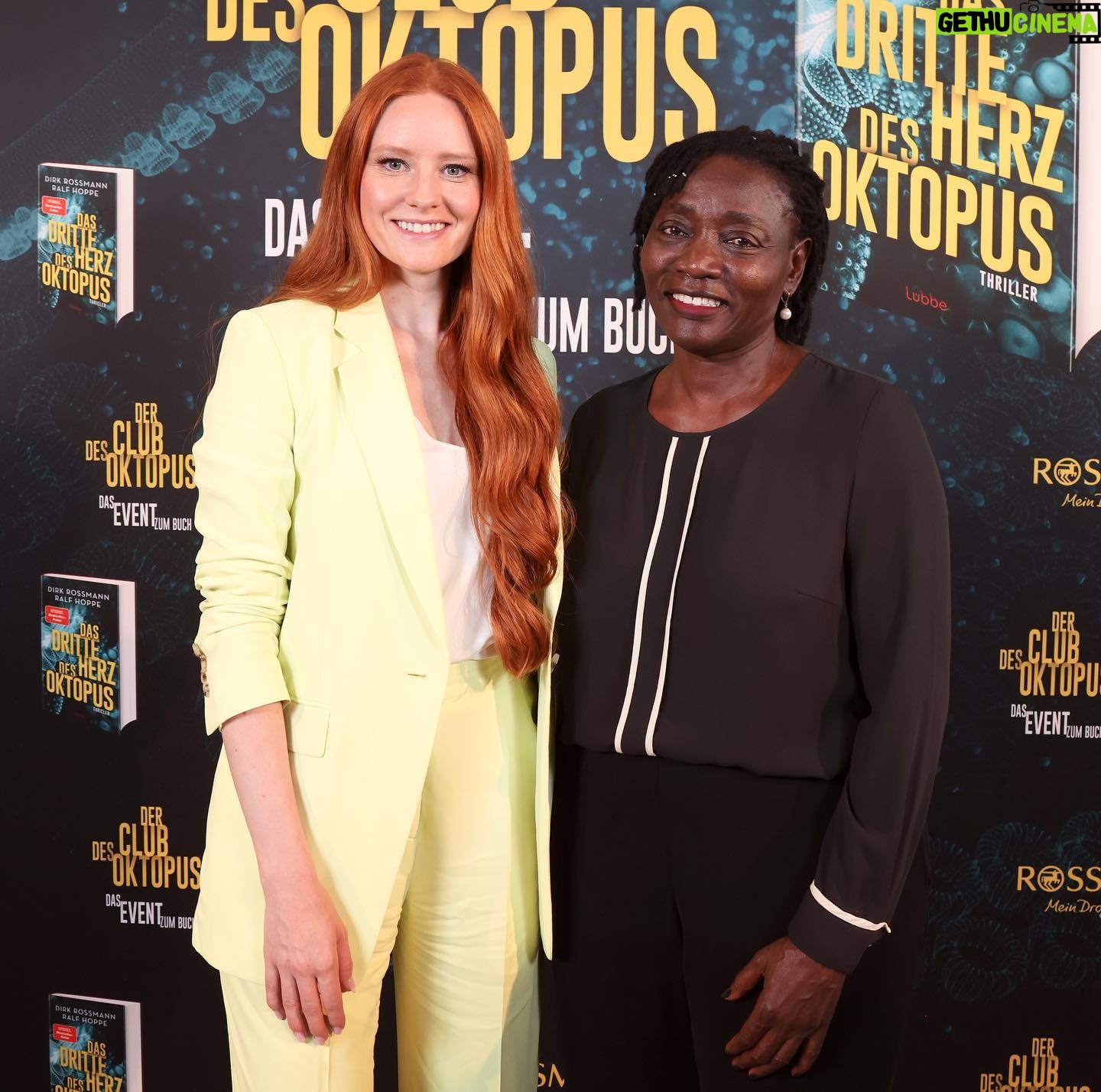 Barbara Meier Instagram - ᴬᴺᶻᴱᴵᴳᴱ Letzte Woche war ich bei der Gründung des „Club des Oktopus“ dabei! Wir haben viel über die Bedrohung unseres Lebensraums und die faszinierenden Lebewesen im Meer gesprochen. Jeder einzelne Talk-Gast hat mich inspiriert und ich bin mit so vielen neuen Gedanken nach Hause gegangen. Vor allem: wie wird sich unsere Welt verändern in 10 oder 20 Jahren? Eine sehr spannende Version davon gibt es im neuen Buch „Das dritte Herz des Oktopus“. Übrigens das erste Buch seit Jahren, das ich von vorne bis hinten lese (und das erste Buch mit 700 Seiten, bei dem mir nicht mittendrin langweilig wird 😂) Erscheint am 16.10. #oktopus #DerClubDesOktopus #MeinRossmann #Bookstagram